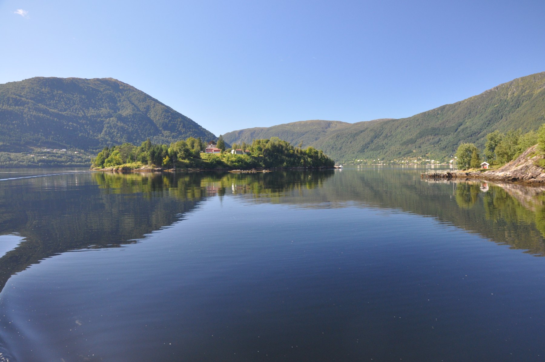 Fjordlandskap med gardar, skog og fjell i Nordhordland